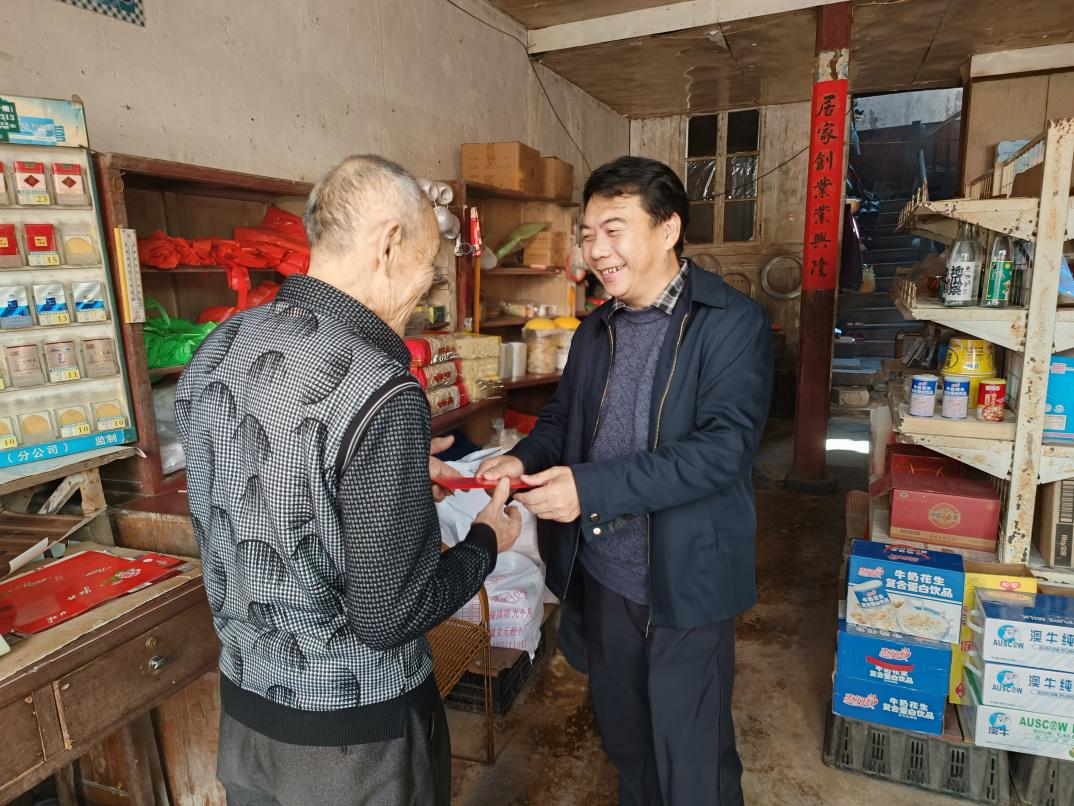 市众彩网公司下属企业闽东能源公司陪同市政协向导到古田县南阳村开展走访慰问运动